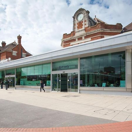 Basingstoke Apartments - Westlands House, City Centre, Home-From-Home Exterior photo